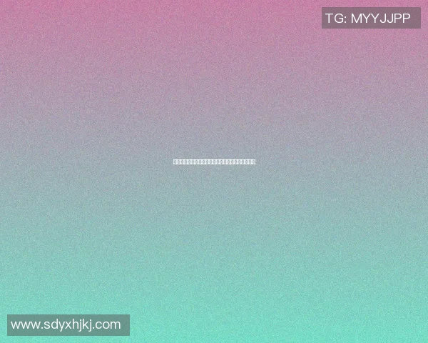 篮球明星在比赛中强势扣篮瞬间打碎篮板的震撼画面